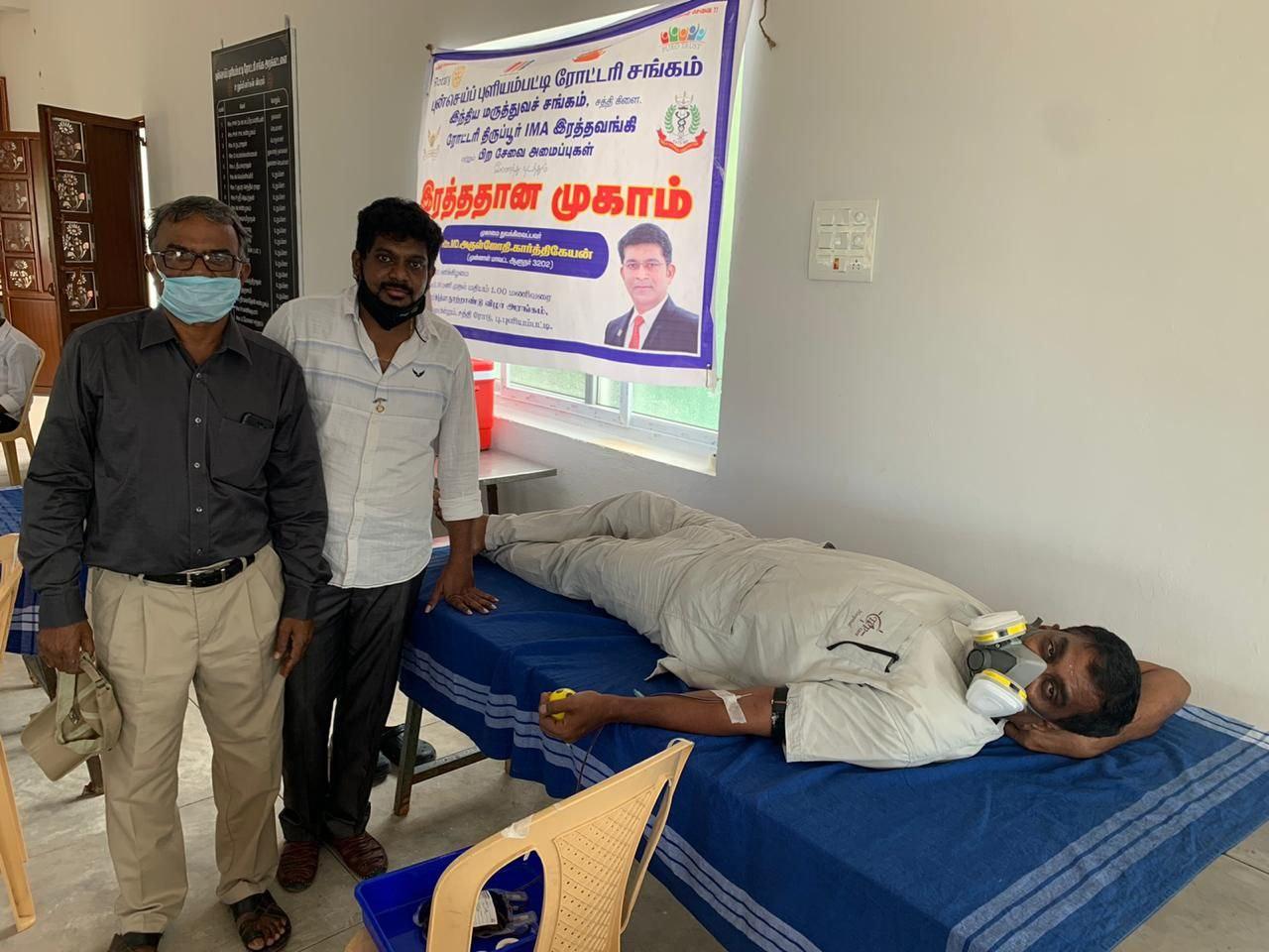 2020.07.11-Dr-SP-Thiyagu-Sathyamangalam-donated-blood-during-COVID-Special-Blood-Donation-Camp-2