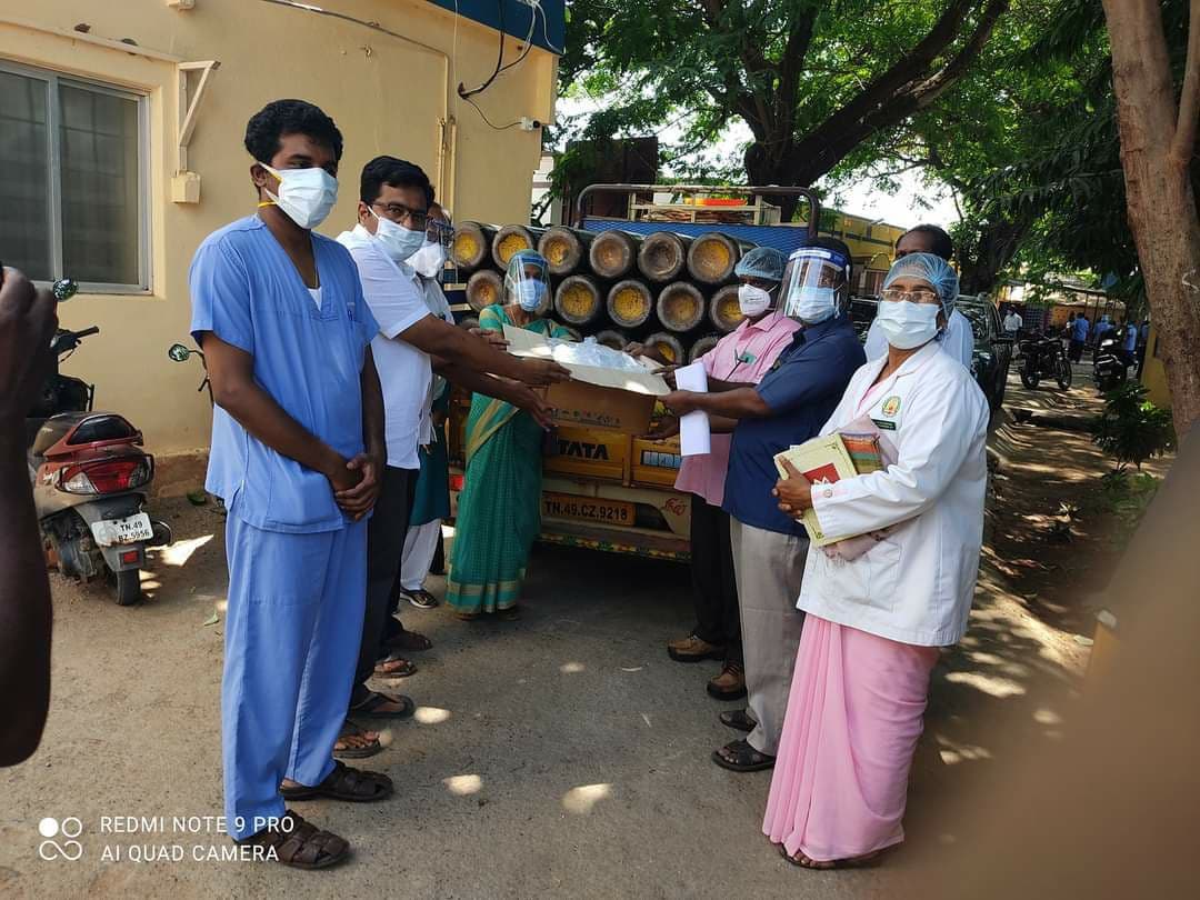 2021.05.26-Dr-C-J-Ravi-–-Sri-Naadi-Hospital-Pattukottai-donated-30-oxygen-cylinder-5-pulse-oximeters-oxygen-masks-to-Govt-Taluk-Hospital-for-COVID-CARE.